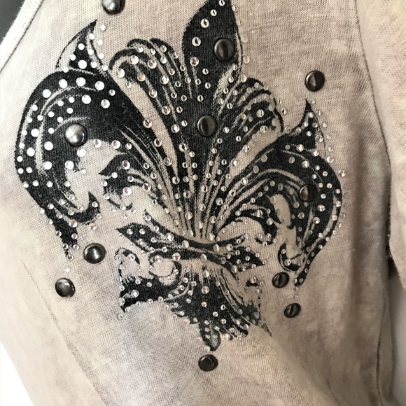 T PARTY Grey Long Sleeved Shirt w/Fleur d'Lis & RS - Picture 4 of 7